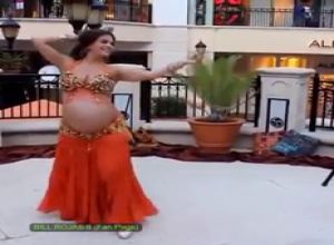 Беременная мусульманка танцует живота