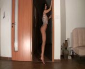 Секси гимнастка в вертикальном шпагате с дилдо