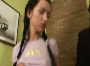 Папа трахает молодую шлюху